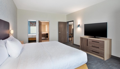 Suite, 1 King Bed, Accessible Bathtub