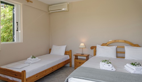 Triple Studio, Sea View