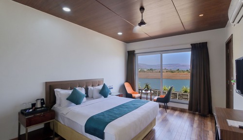 Executive Waterfront Cottage