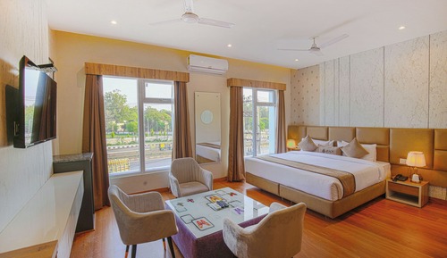 Family Room, 1 King Bed, City View