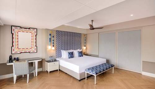 Luxury Suite with Balcony , Bathtub and Private Jacuzzi