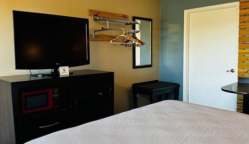Economy Single Room, 1 King Bed, Mobility Accessible, Non Smoking