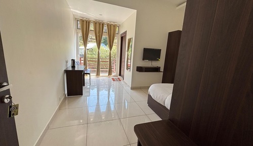 Comfort Room, 1 King Bed, Balcony, Mountain View