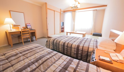 [Non Smoking] Japanese Western Style Room (2 Single Beds and 3 Futons)