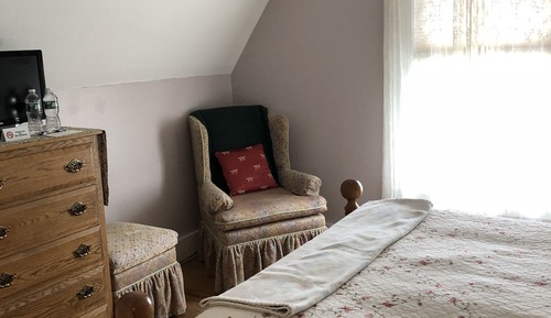 Classic Single Room, 1 Queen Bed, Shared Bathroom, Courtyard View (Thomas Edison Room)