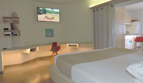 Honeymoon Suite (Delphine)