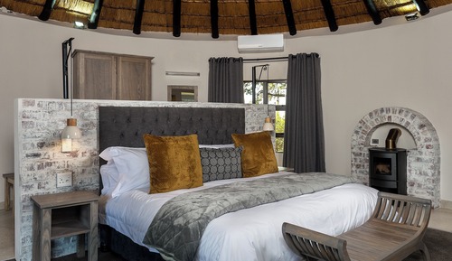 Five Bedroom Manor with Splash Pool