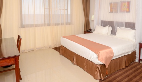 Superior Studio, 1 King Bed, Non Smoking, Partial Ocean View