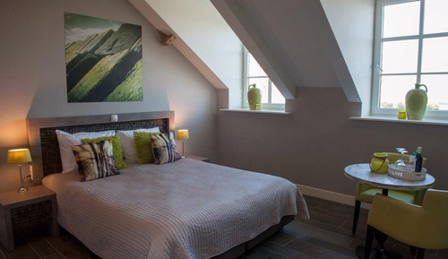 Petite Deluxe Room