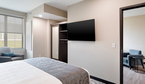 Suite, 1 King Bed, Mobility Accessible (Courtyard)