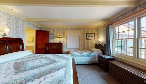 Gallery Room, 1 Bedroom, Lake View