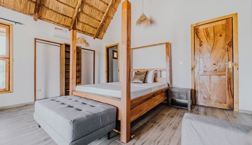 Luxury Bungalow, 1 King Bed, Pool View