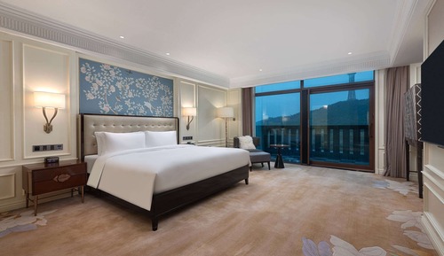 Suite, 1 King Bed (Ambassador)