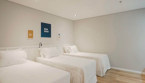 Standard Studio, 3 Twin Beds, No Windows