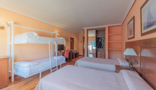Standard Quadruple Room, Partial Lake View