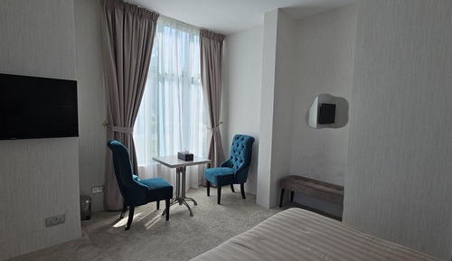 Deluxe Room, 1 Bedroom, Roll-in Shower, Smoking