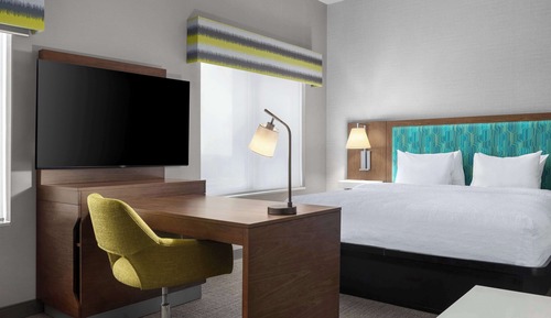 Studio, 1 King Bed, Refrigerator & Microwave (Wet bar)
