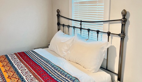 Classic Cabin 1 - 1 Bedroom w/ Single Daybed, 1 Bathroom, Kitchen and Lake Views