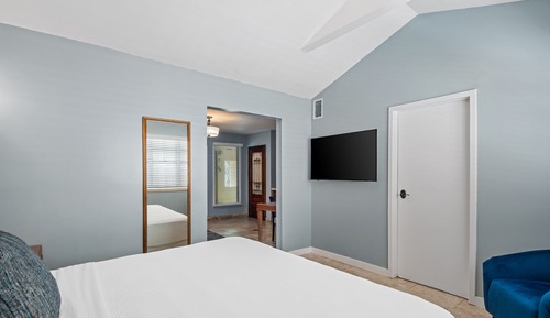 King Suite with Sofa bed - Impala Building (Lean On-Site Support)