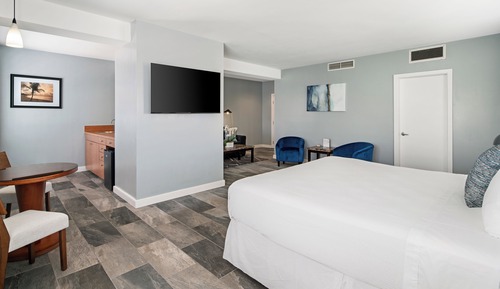 King Suite with Sofa bed - La Flora Building (Lean On-Site Support)