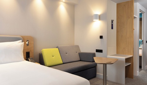 Standard Room, 1 Queen Bed, Accessible (with Free Breakfast)