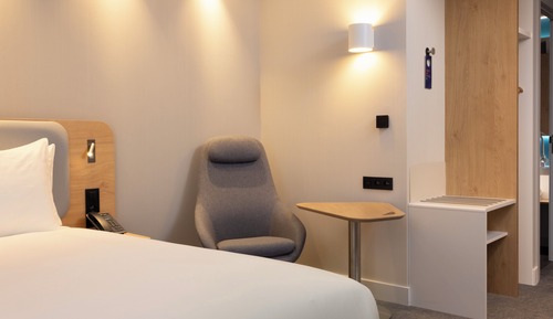 Standard Room, 1 Queen Bed (with Free Breakfast)