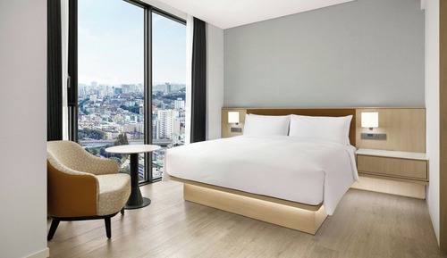 Suite, 1 King Bed, City View, Corner