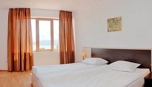 Basic Double or Twin Room, Balcony, Park View