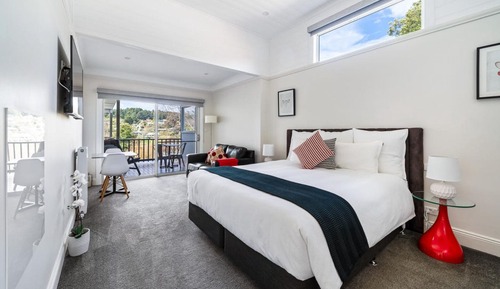 Studio, 1 King Bed, Balcony, Lake View