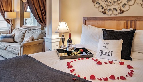 Manor Queen Suite C4