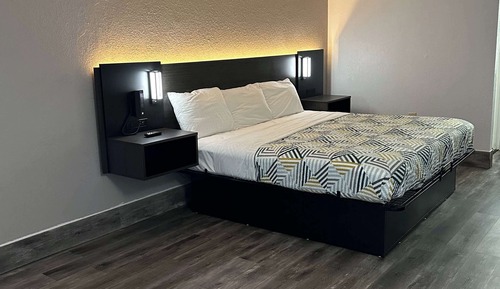 Deluxe Room, 1 Queen Bed, Non Smoking, Refrigerator & Microwave