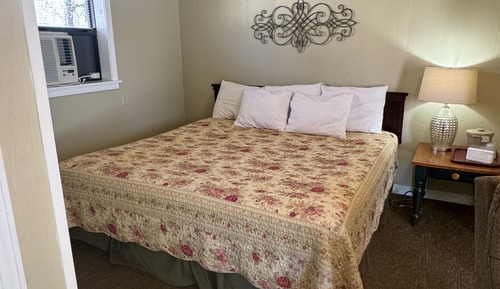 Basic Room, 1 King Bed, Non Smoking