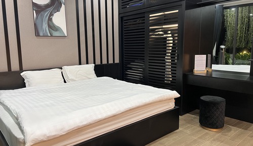 Family Single Room, 1 King Bed, Private Bathroom, Garden View