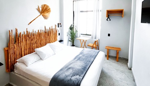Basic Room, 1 King Bed