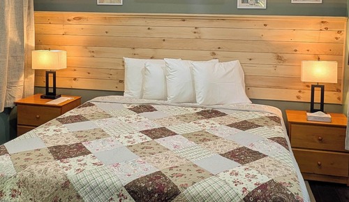 One Bedroom Cabin with Deck (Pet Friendly)