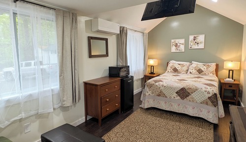 One Bedroom Cabin with Living Room & Deck
