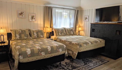 One Bedroom Cabin with Kitchen & Enclosed Porch (Pet Friendly)