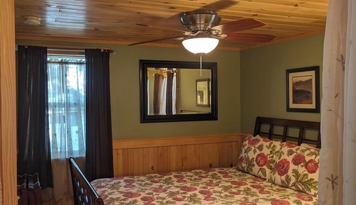 One Bedroom Cabin with Living Room, Kitchenette & Deck (Pet Friendly)