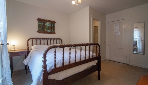 The Inn - Upstairs Full Room, Compact