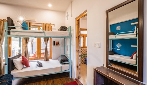 Deluxe 6 Bed Mixed Dorm