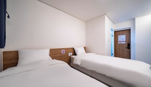 Twin Room (B)
