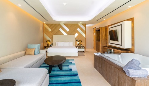 Grand Suite, 1 King Bed, Jetted Tub (Junior)