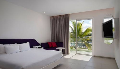 Standard Room, 1 King Bed, Pool View
