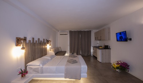 Suite Erato with Outdoor Plunge Pool