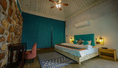 Luxury Suite with Bathbed