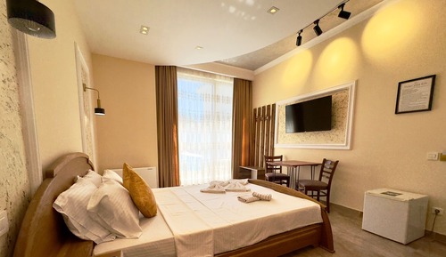 Standard Room, 1 King Bed, Pool View