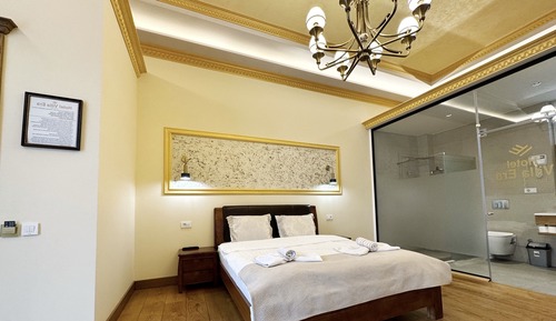 Luxury Room, Bathtub, Poolside