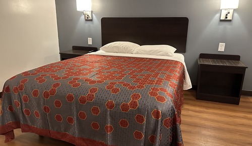Business Room, 1 Queen Bed, Non Smoking, Refrigerator & Microwave
