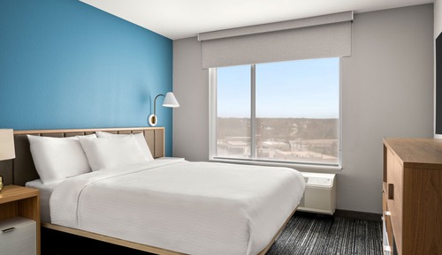 Suite, 1 Bedroom (Mobility/Hearing Access, Roll-in Shwr)
