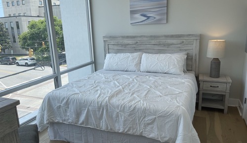Apartment 203, 1 King Bed, Non-Smoking